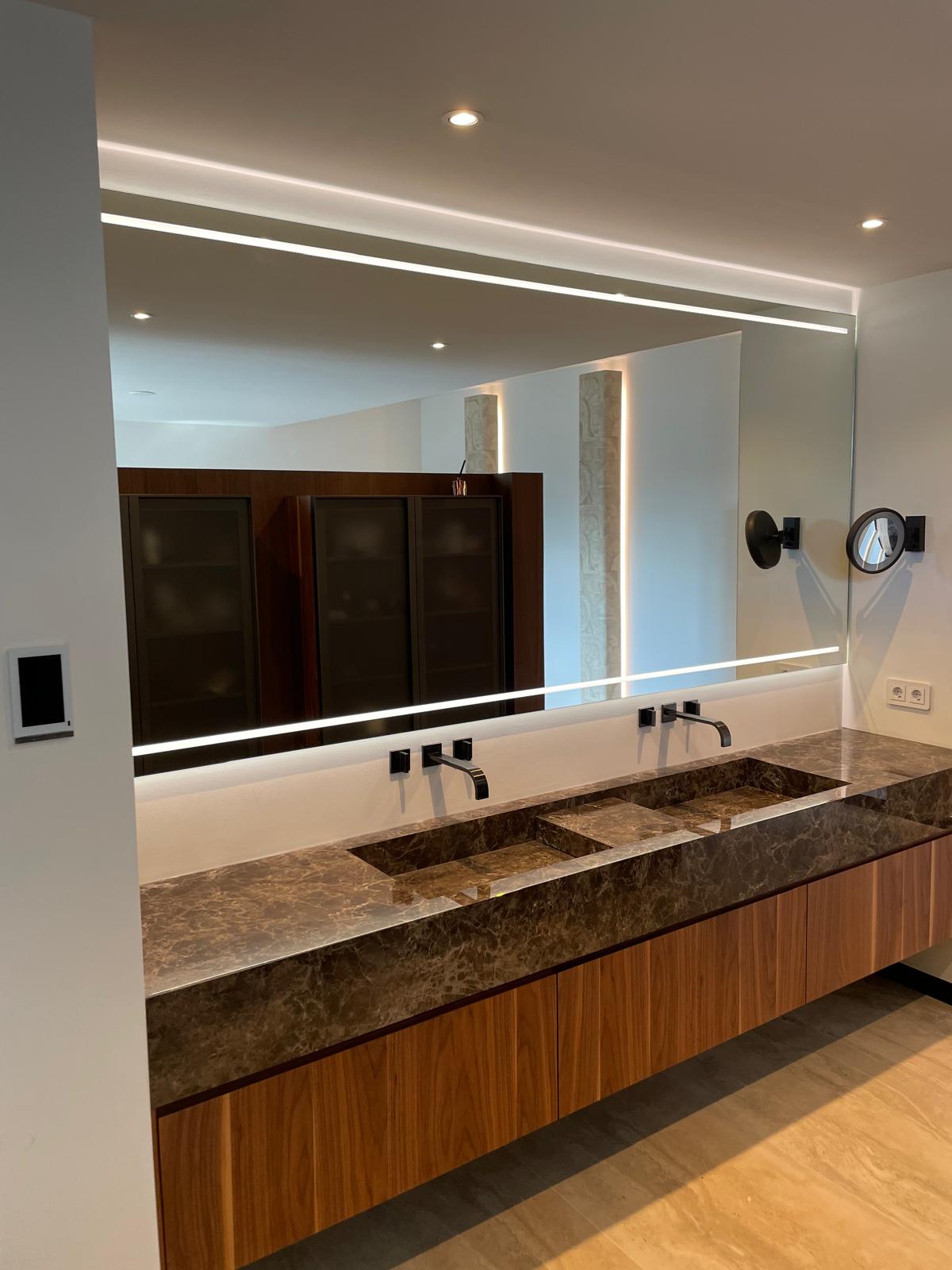 Glaszetter Den Bosch spiegel met LED maatwerk interieurglas moderne badkamer design